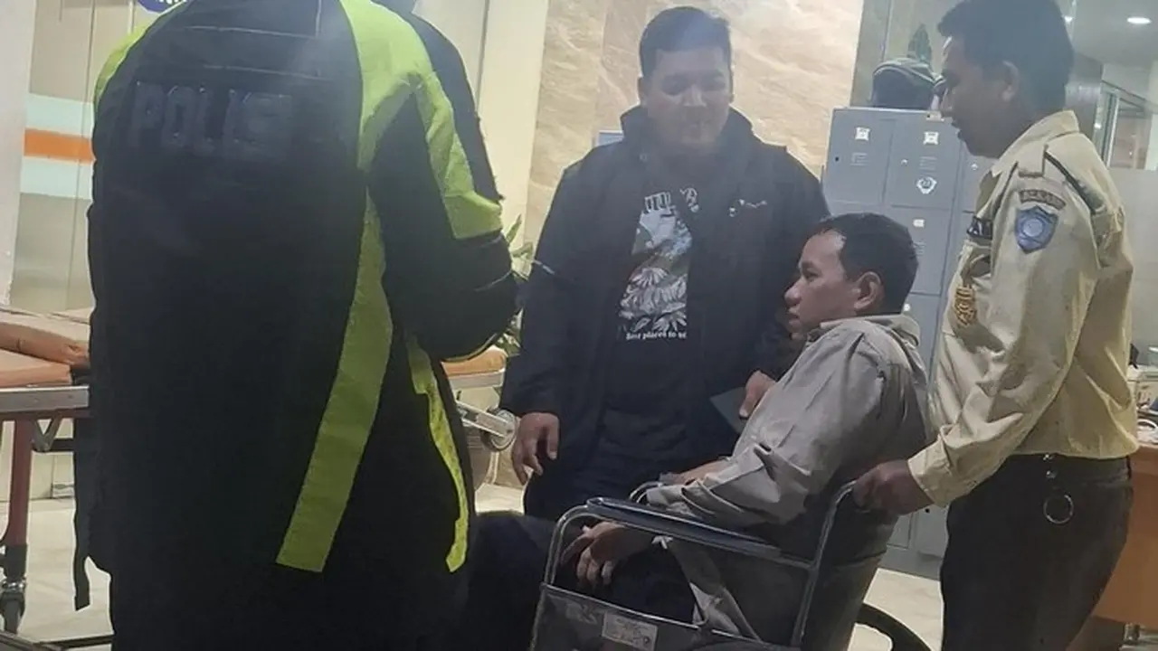 Sopir Mobil Lawan Arah Di Bekasi Babak Belur Dihajar Massa Usai Tabrak Kendaraan Lain Dan Menyeret Motor. (foto: Dok. Istimewa)