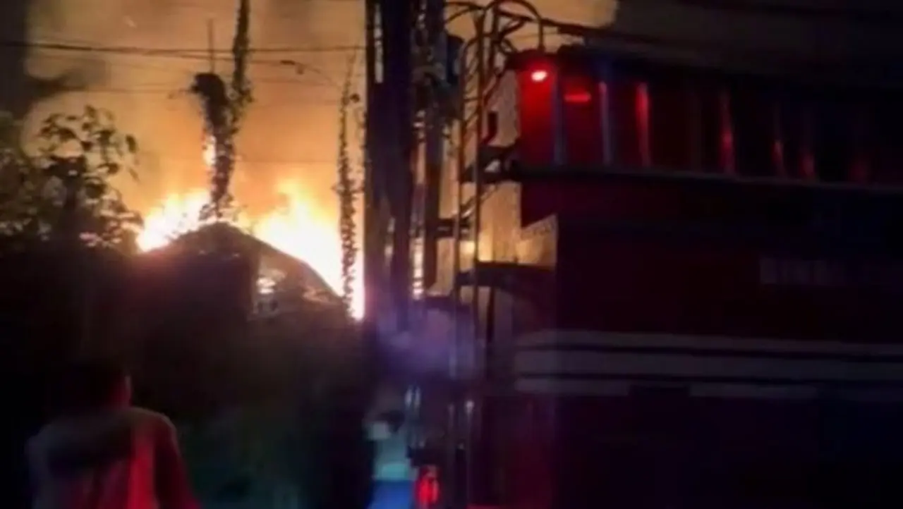 Kebakaran Hebat Menghanguskan 10 Unit Vila Di Kawasan Uluwatu, Pecatu, Kuta Selatan, Badung, Bali, kamis (1/1/2026) Dini Hari. (dok. Damkar Badung)
