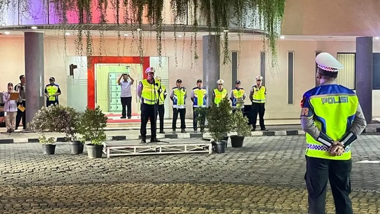 Kasat Pjr Ditlantas Polda Metro Jaya Kompol Dhanar Dhono Vernandhie Memimpin Apel Di Malam Tahun Baru, Rabu (31/12/2025) Malam. (dok. Istimewa)
