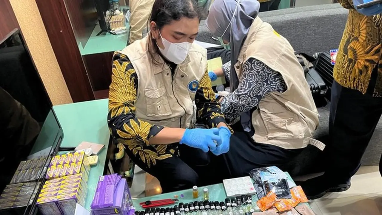Bnn Bongkar 'dapur' Narkoba Happy Water Hingga Liquid Vape Berisi Etomidate Di Ancol, Jakarta Utara. Para Pelaku Mengemas Happy Water Menjadi Minuman Berenergi. (rumondang/detikcom)