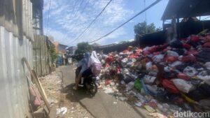 Tumpukan Sampah Meluber di Depok, Warga Keluhkan Bau Menyengat dan Akses Jalan Tertutup