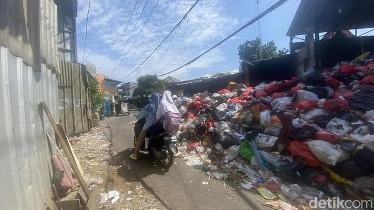 Penampakan Sampah Di Tps Depok Menutupi Jalan Berlokasi Di Jalan Madrasah, Baktijaya, Sukmajaya. (devi/detikcom)