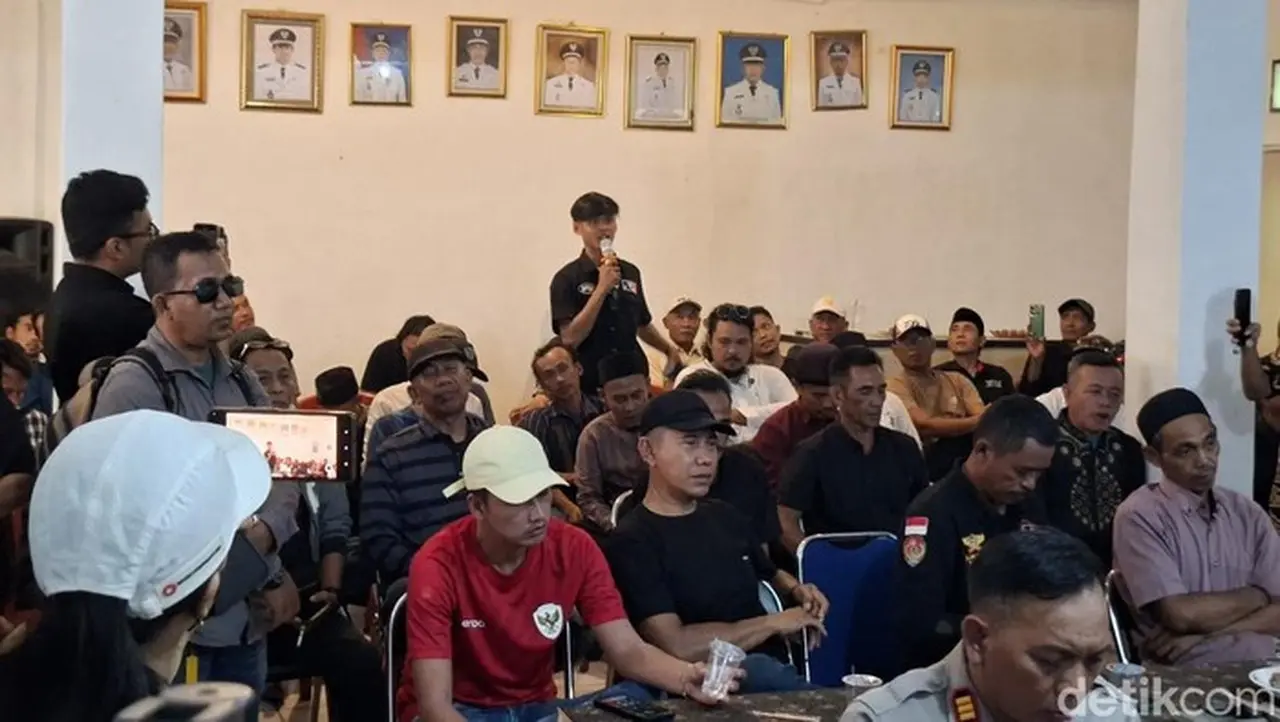 Sejumlah Warga Taktakan, Serang, Berdialog Menyampaikan Keluhan Kiriman Sampah Dari Tangerang Selatan Kepada Para Pejabat Pemkot Serang. (arief/detikcom)