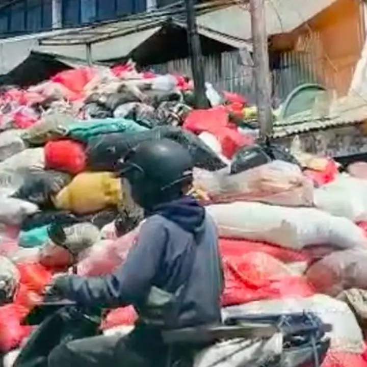 Tumpukan Sampah di Pasar Cimanggis Tangsel Meluber ke Jalan, Bau Busuk Menyengat Warga