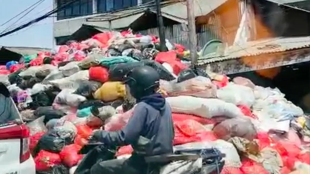 Warga Melaporkan Adanya Tumpukan Sampah Di Pasar Cimanggis, Ciputat, Tangsel, Banten. Tumpukan Sampah Yang Tinggi Juga Menyebabkan Timbulnya Bau Busuk. (dok Pribadi)