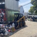 Tumpukan Sampah di Depok Tutupi Jalan, DLHK Akui Kendala Armada dan TPA Cipayung