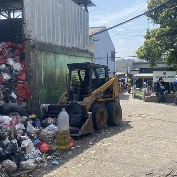 Tumpukan Sampah di Depok Tutupi Jalan, DLHK Akui Kendala Armada dan TPA Cipayung