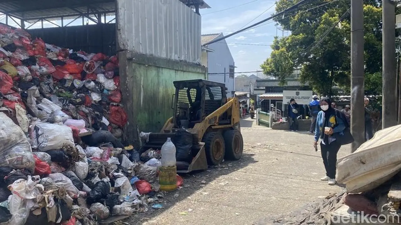 Penampakan Sampah Di Tps Depok Menutupi Jalan Berlokasi Di Jalan Madrasah, Baktijaya, Sukmajaya. (devi/detikcom)
