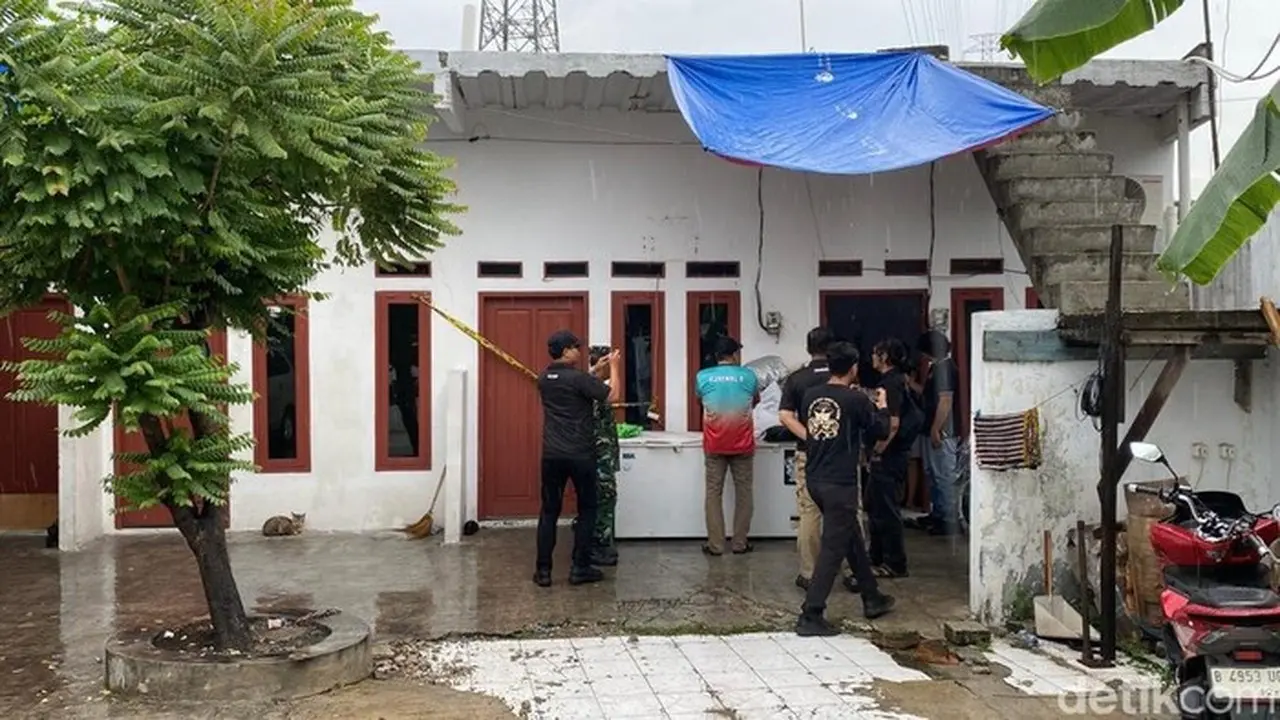Tiga Orang Sekeluarga Ditemukan Tewas Di Tanjung Priok, Jakarta Utara. Warga Menceritakan Para Korban Awalnya Ditemukan Keluarganya Yang Pulang Bekerja. (devi P/detikcom)