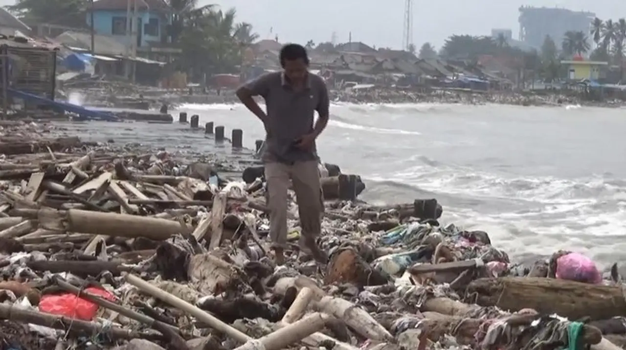 Tumpukan Kayu Tercecer Di Area Pantai Teluk Labuan, Pandeglang. (dok Istimewa)