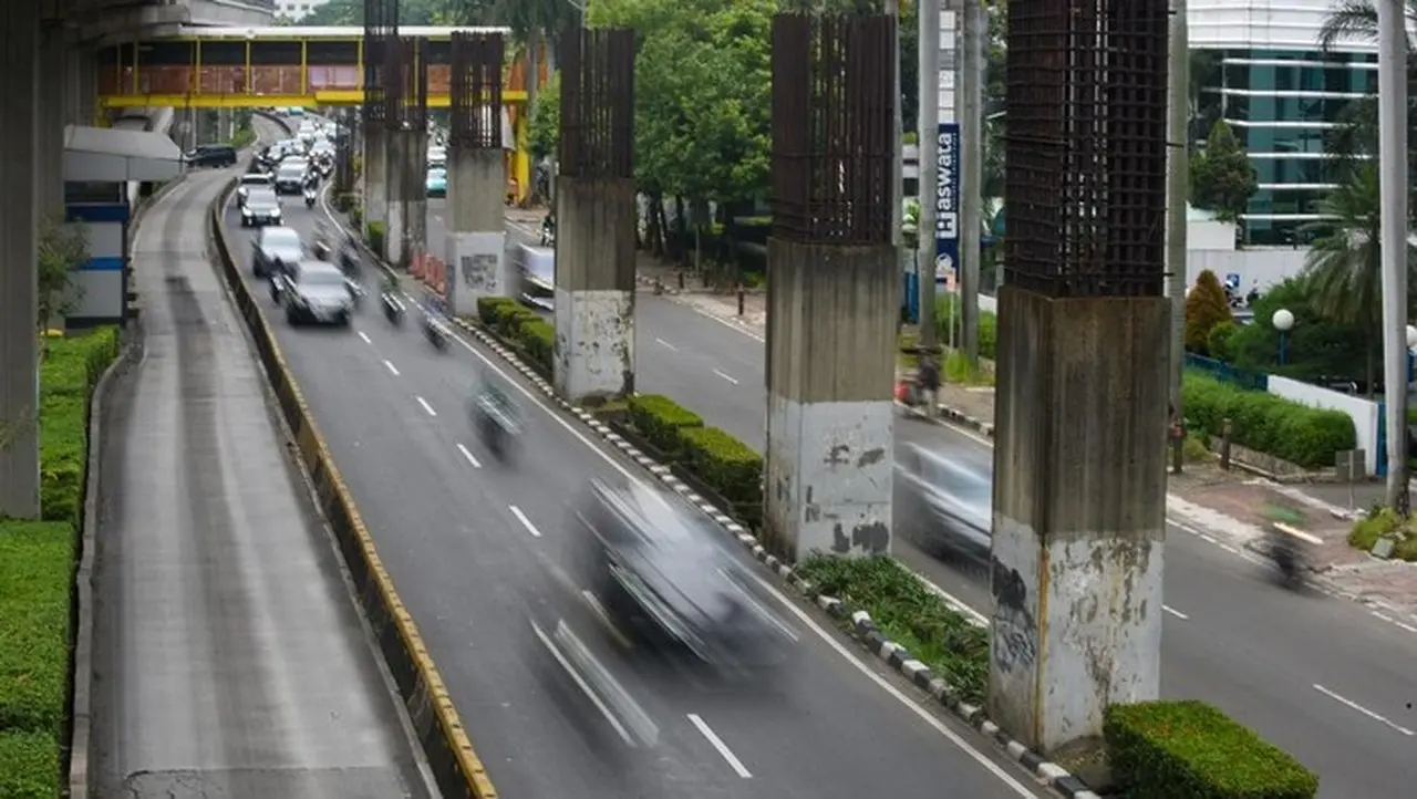 Foto: Pengendara Melintas Di Dekat Tiang Monorel Yang Mangkrak Di Kawasan Rasuna Said, Jakarta, Selasa (21/10/2025) (antara Foto/indrianto Eko Suwarso)