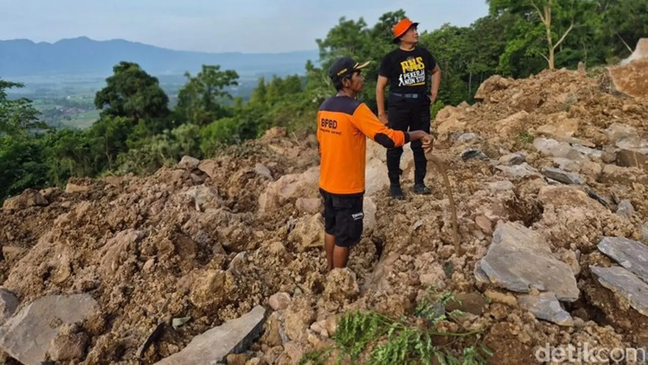 Kepala Pelaksana (kalak) Bpbd Provinsi Banten, Lutfi Mujahidin, Saat Meninjau Lokasi Longsor. (dok. Bpbd Provinsi Banten)
