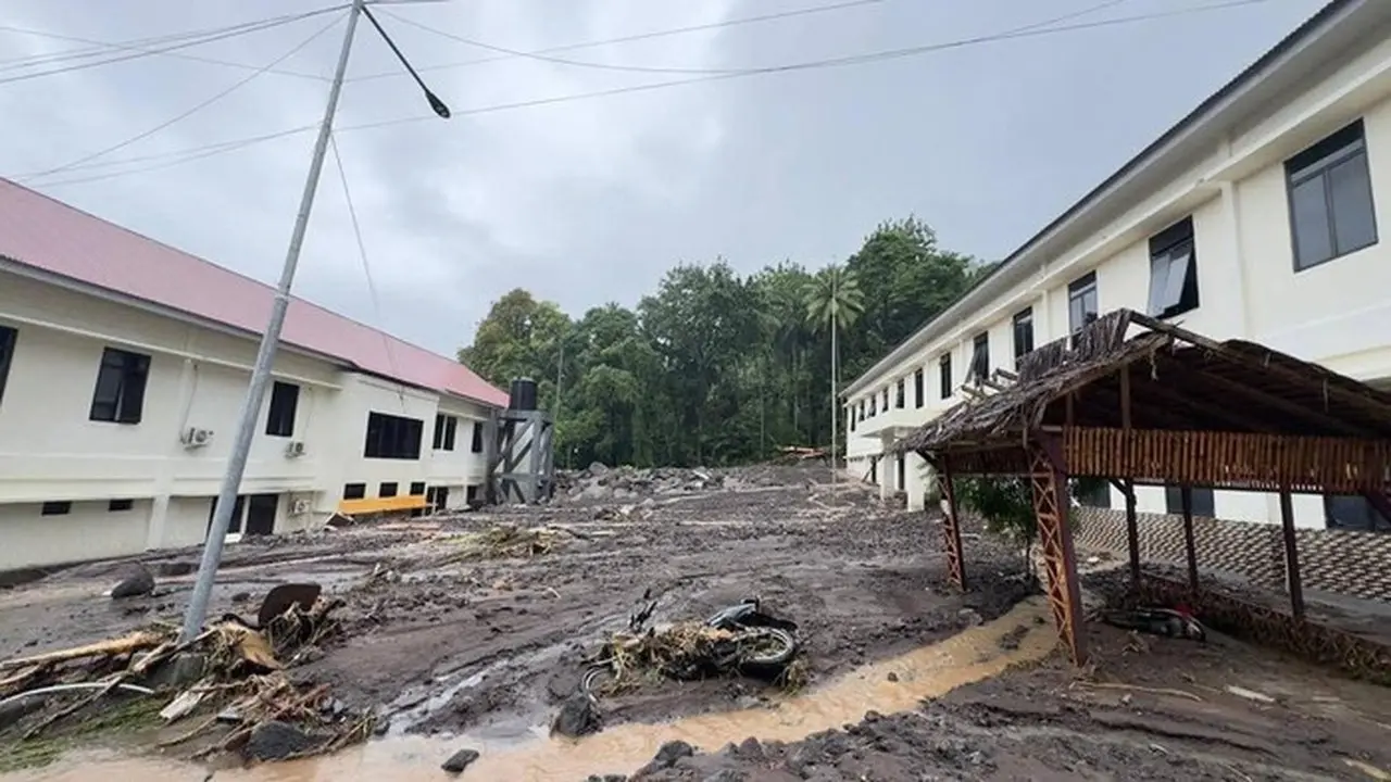 Banjir Bandang Di Sitaro Turut Menerjang Mapolres Sitaro. (dok. Istimewa)