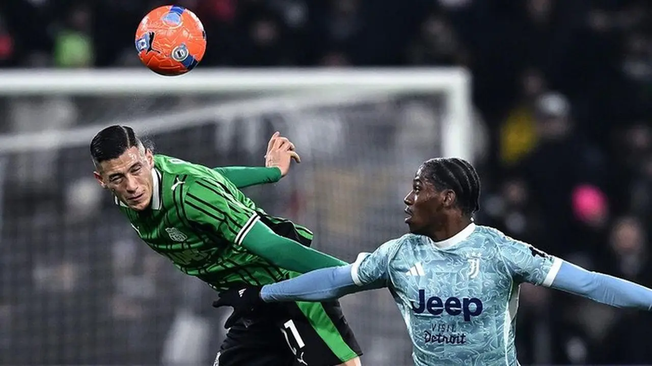 Jay Idzes (kiri) Berduel Dengan Striker Juventus Jonathan David. Foto: Getty Images/image Photo Agency