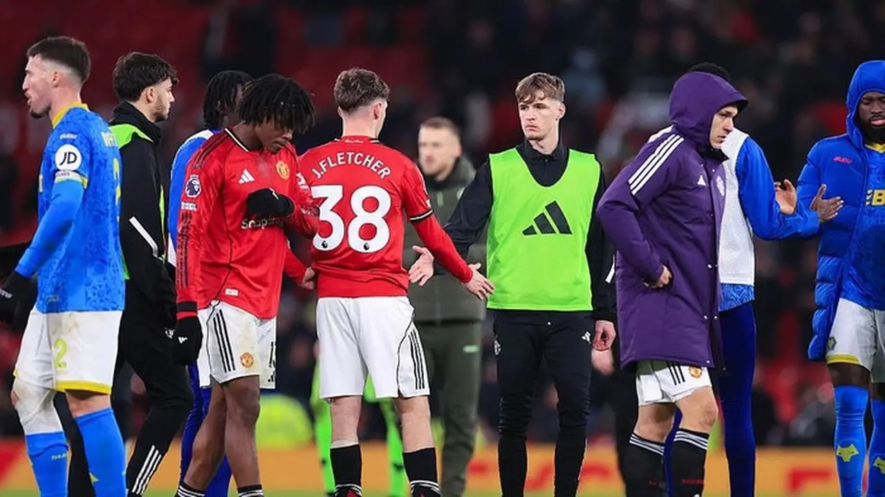 Jack Fletcher (38) Bersalaman Dengan Saudaranya, Tyler Fletcher Usai Melawan Wolves Pada 30 Desember Lalu. Foto: Offside Via Getty Images/simon Stacpoole/offside