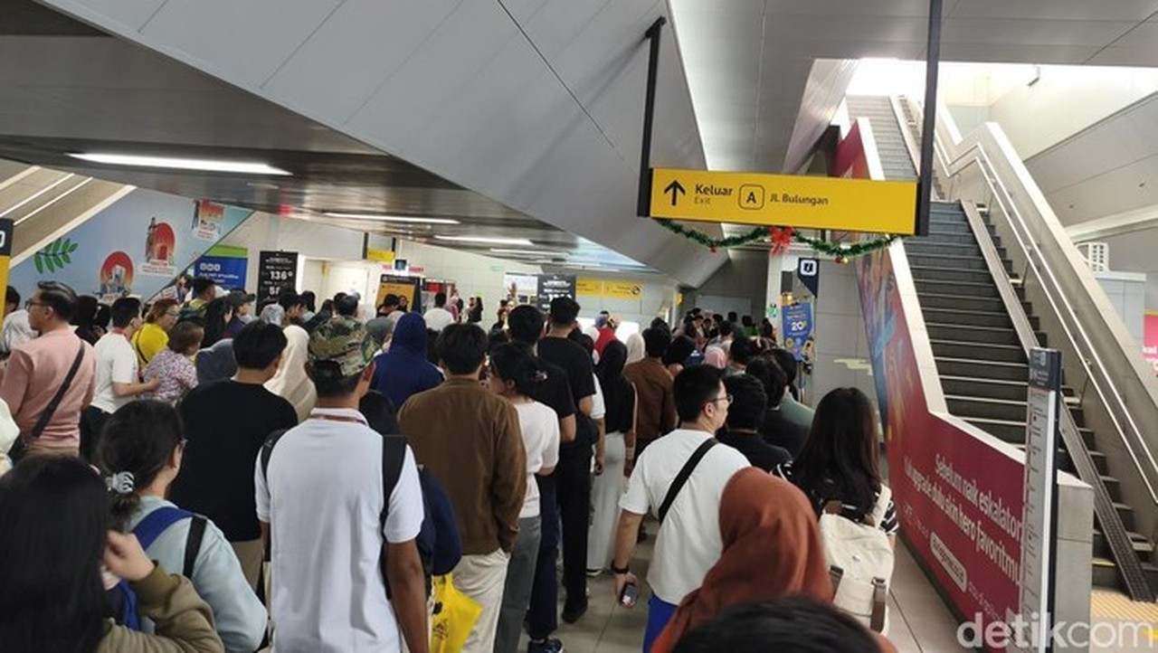 Tarif Rp 1 MRT Dimanfaatkan Warga untuk Jalan-Jalan Keluarga di Blok M Tarif Rp 1 MRT Dimanfaatkan Warga untuk Jalan-Jalan Keluarga di Blok M