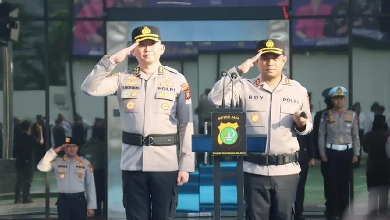 Foto: Akbp Victor Inkiriwang (kiri) Menyerahkan Tongkat Komando Kapolres Tangsel Kepada Akbp Boy Jumalolo (dok. Polres Tangsel)