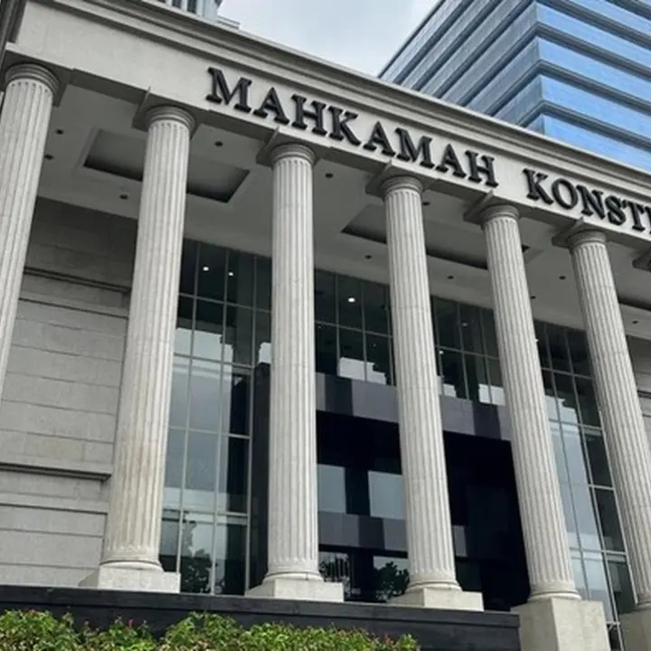 Gugatan ke MK: Pengemudi Merokok Saat Berkendara Diminta Kena Sanksi Kerja Sosial