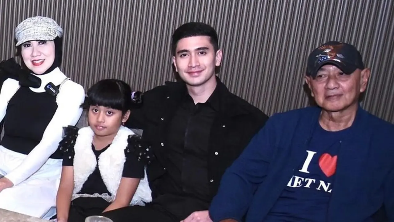 Ayah Venna Melinda (kanan Memakai Topi) Meninggal Dunia. Foto: Instagram @venamelindareal