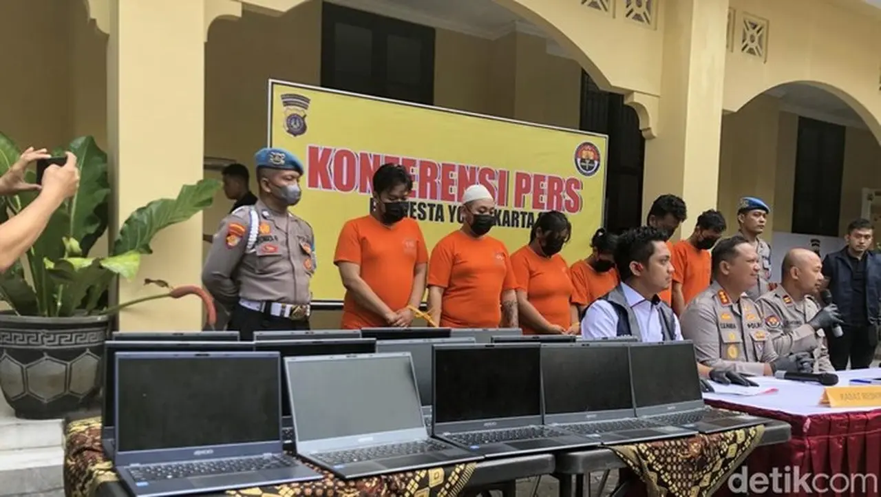 Foto: Anggota Jaringan Scamming Internasional Di Sleman Saat Rilis Kasus Di Polresta Jogja, Rabu (7/1/20260. (adji G Rinepta/detikjogja)