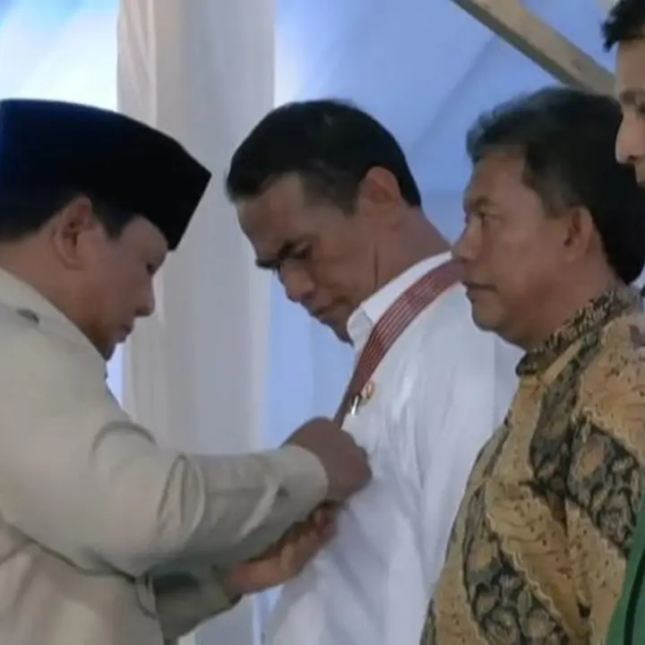 Prabowo Anugerahkan Bintang Jasa Utama ke Mentan Amran Sulaiman Atas Jasa Swasembada Beras