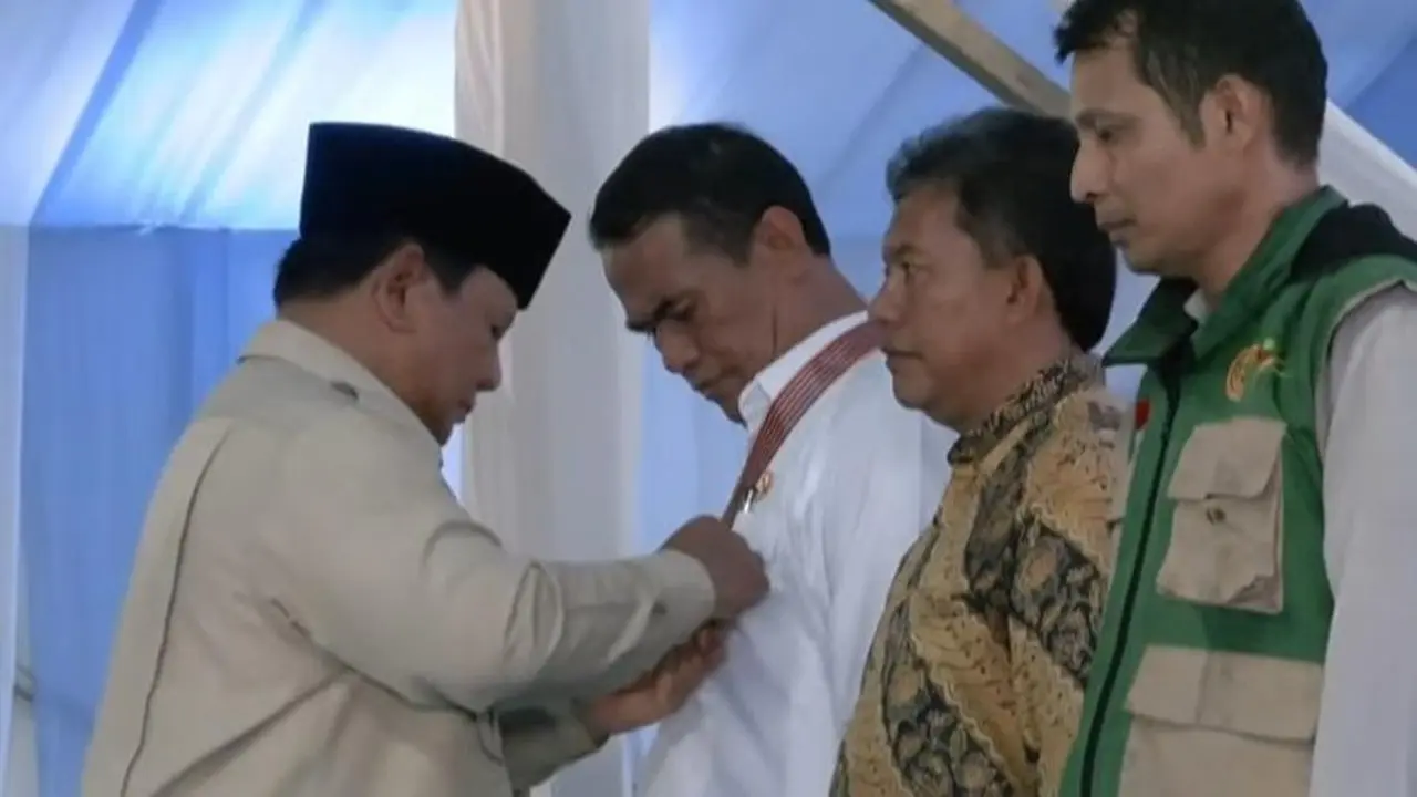 Foto: Prabowo Anugerahkan Bintang Jasa Utama Ke Amran (dok. Youtube Setpres)