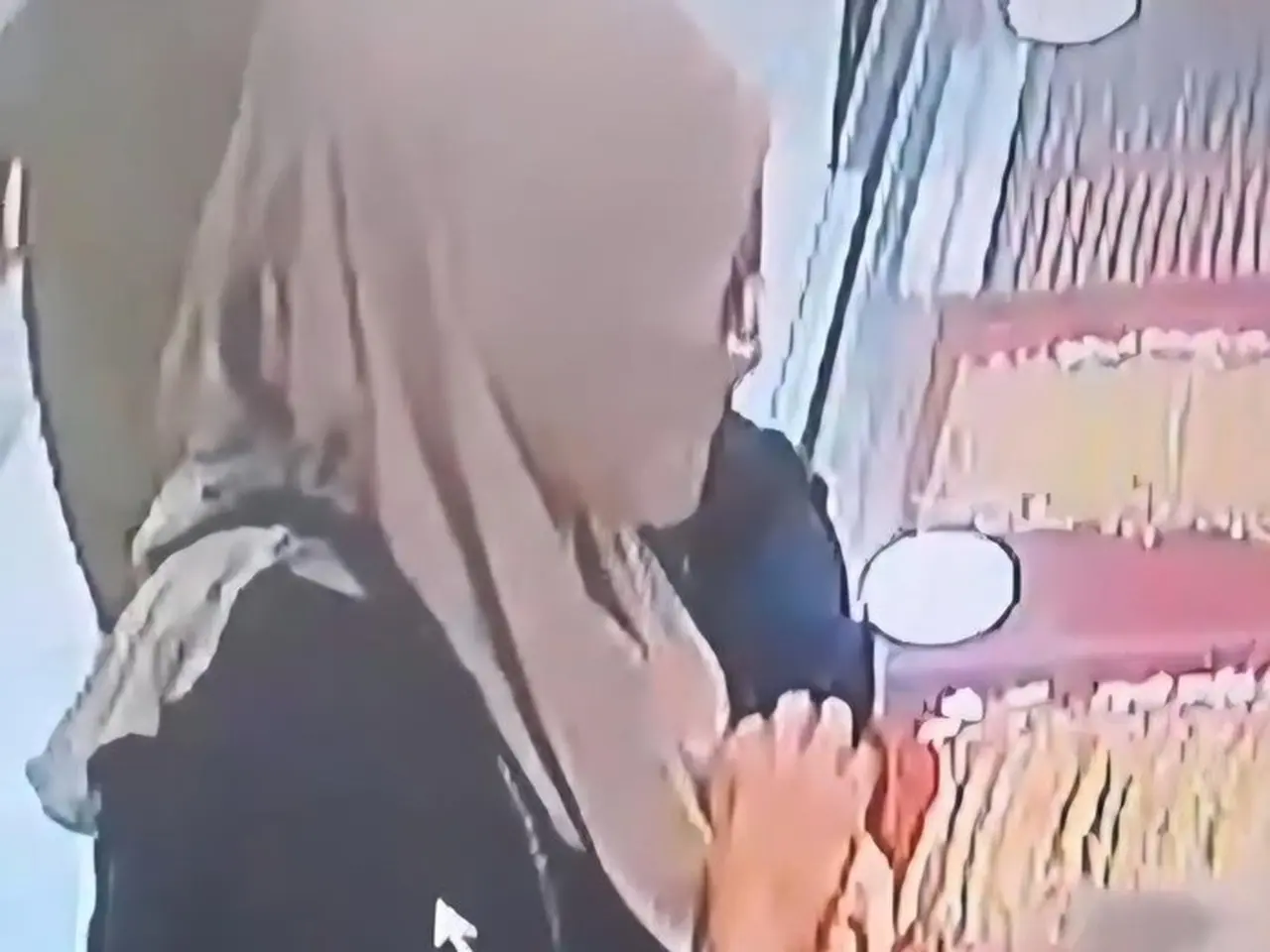 Tangkapan Layar Rekaman Cctv Wanita Diduga Mencuri Gelang Emas Di Toko Perhiasan Di Bogor (dok. Tangkapan Layar)