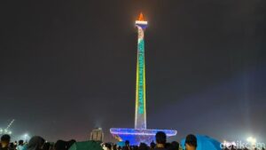 Video Mapping Spektakuler di Monas Sambut Tahun Baru 2026, Warga Bersuka Cita