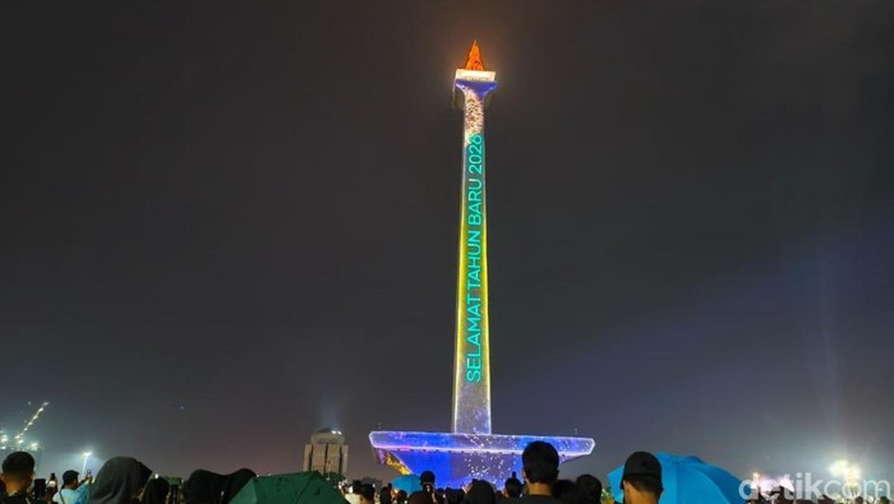Video Mapping Spektakuler di Monas Sambut Tahun Baru 2026, Warga Bersuka Cita