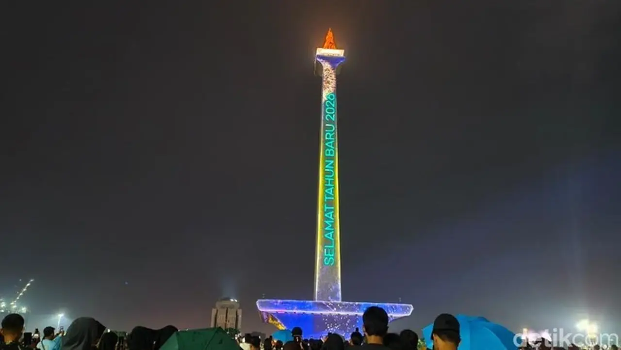 Atraksi Video Mapping Perayaan Malam Tahun Baru 2026 Di Tugu Monas, Jakpus. (kurniawan/detikcom)