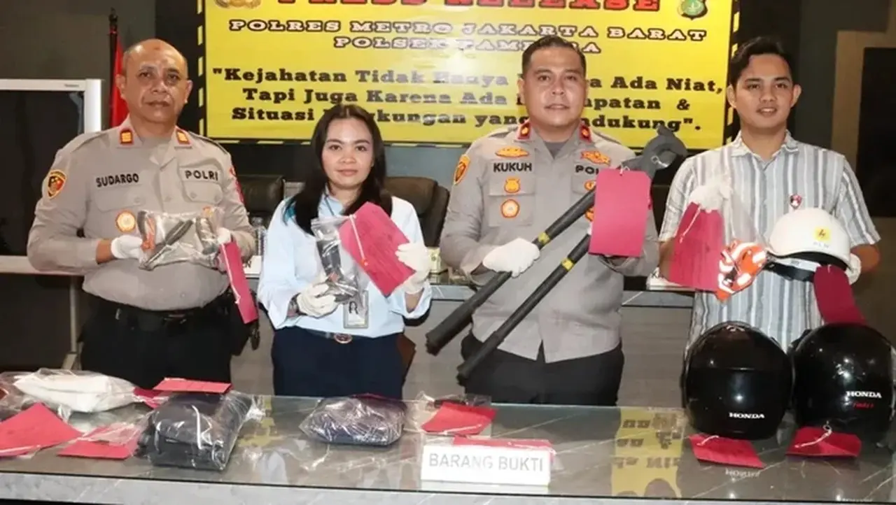 Foto: Polsek Tambora Menangkap Tiga Pria Diduga Terlibat Dalam Aksi Pencurian Kabel Listrik. Ketiga Pelaku Menyamar Menjadi Petugas Kelistrikan. (dok Polres Jakbar)