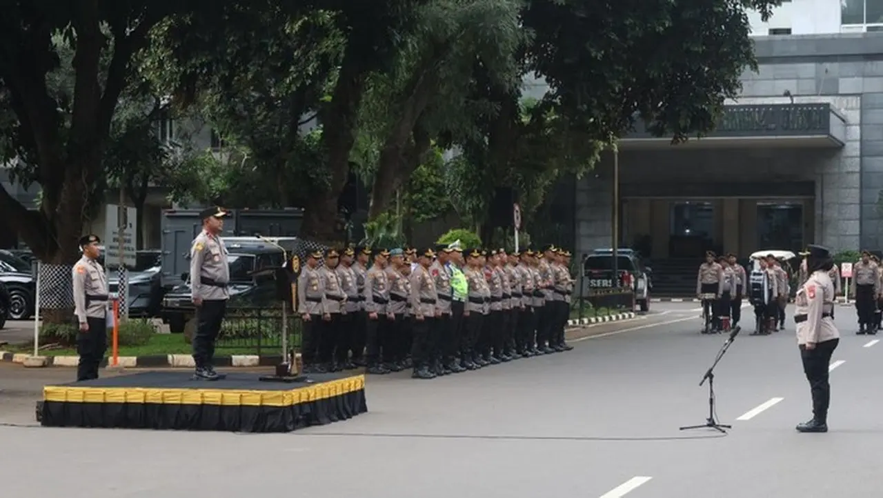 Polda Metro Jaya Memberikan Penghargaan Ke Pos Terbaik Operasi Lilin Jaya 2025 (dok. Polda Metro Jaya)