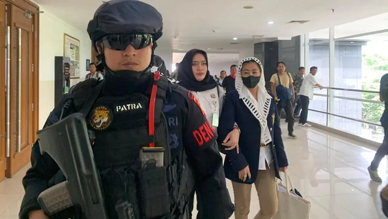 Hasnaeni Moein (berjas Hitam). (mulia/detikcom)