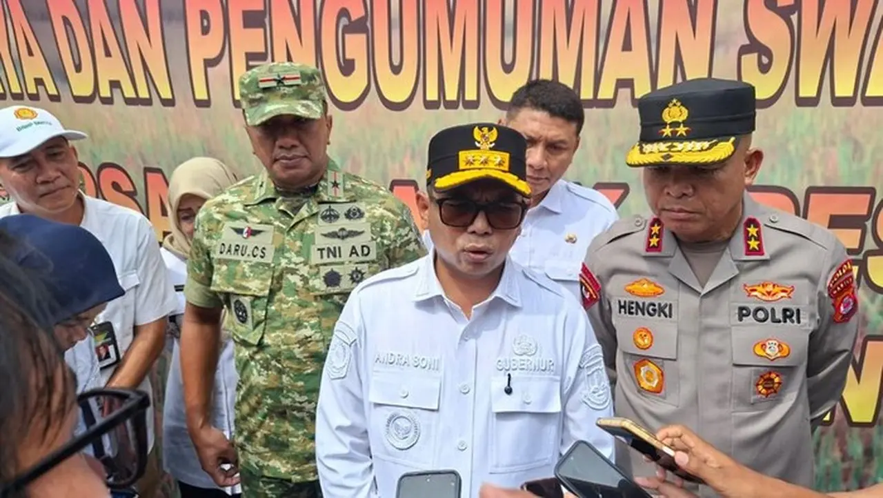 Gubernur Banten Andra Soni (kemeja Putih) (arief/detikcom)