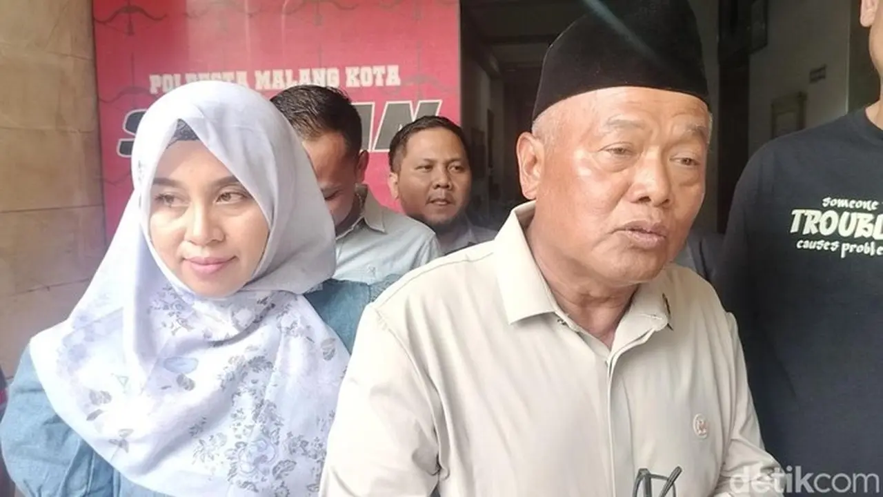 Yai Mim Bersama Istrinya. (muhammad Aminudin/detikjatim)