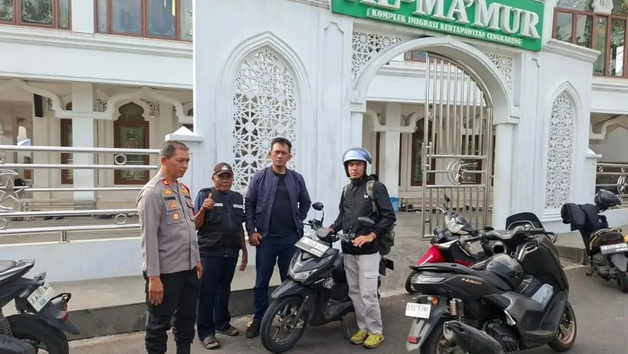 Polsek Cengkareng Bergerak Cepat Menolong Seorang Warga Bernama Akmal Yang Mengaku Dikejar Debt Collector Alias Mata Elang (matel). (foto: Dok. Istimewa)