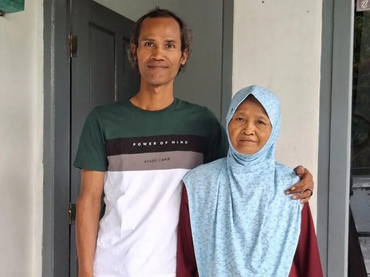 Mohammad Zainuddin Berfoto Dengan Sang Ibu. (dok. Pribadi Zainuddin)