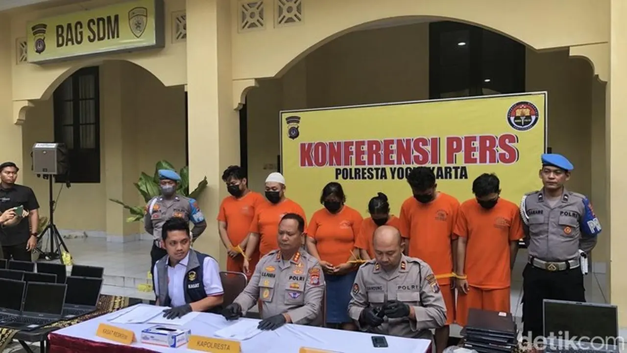 Anggota Jaringan Scamming Internasional Di Sleman Saat Rilis Kasus Di Polresta Jogja, Rabu (7/1/2026). (adji G Rinepta/detikjogja)