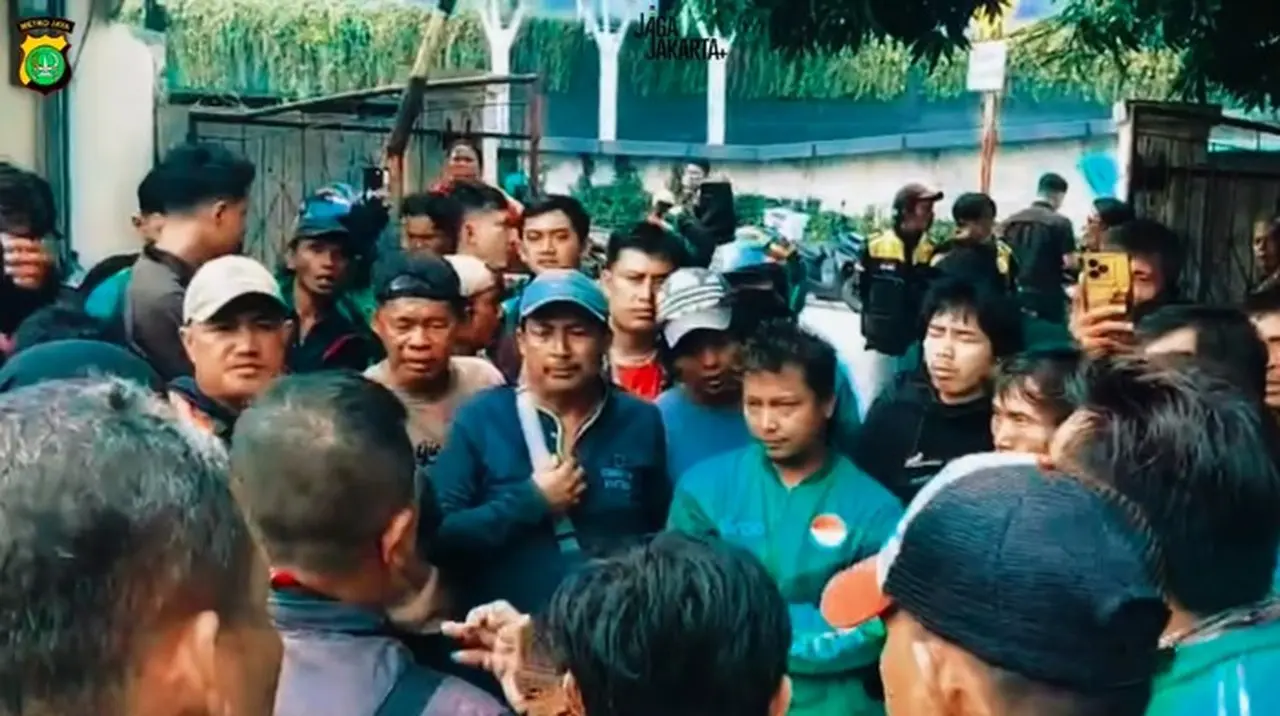 Keributan Antara Driver Ojek Online (ojol) Dengan Penumpang Terjadi Di Penjaringan, Jakut. Polisi Merespons Cepat Agar Tak Terjadi Keributan Lebih Besar. (dok Ist)