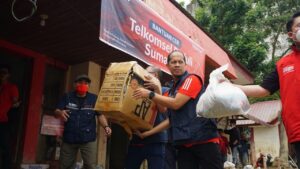 Telkomsel Distribusikan Bantuan Logistik untuk Warga Korban Banjir di Aceh Utara