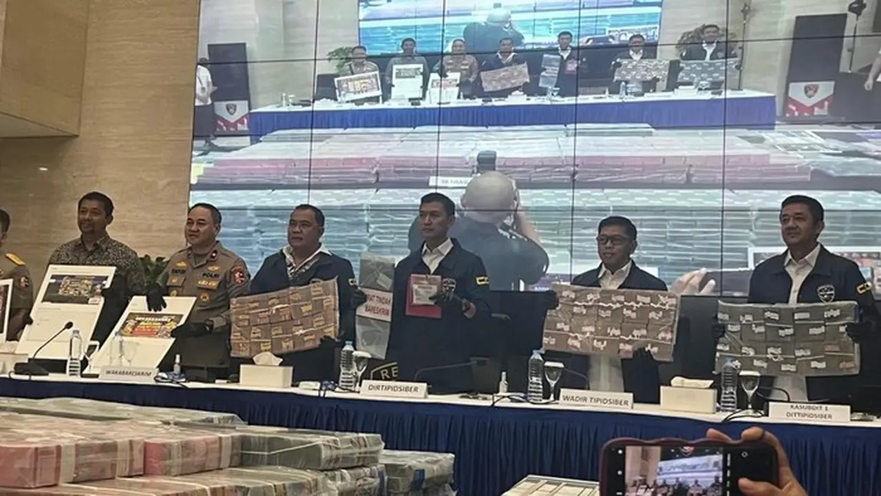 Bareskrim Menyita Tumpukan Uang Dan Aset Senilai Rp 96,7 Miliar, Rabu (7/1/2026). (rumondang Naibaho/detikcom)