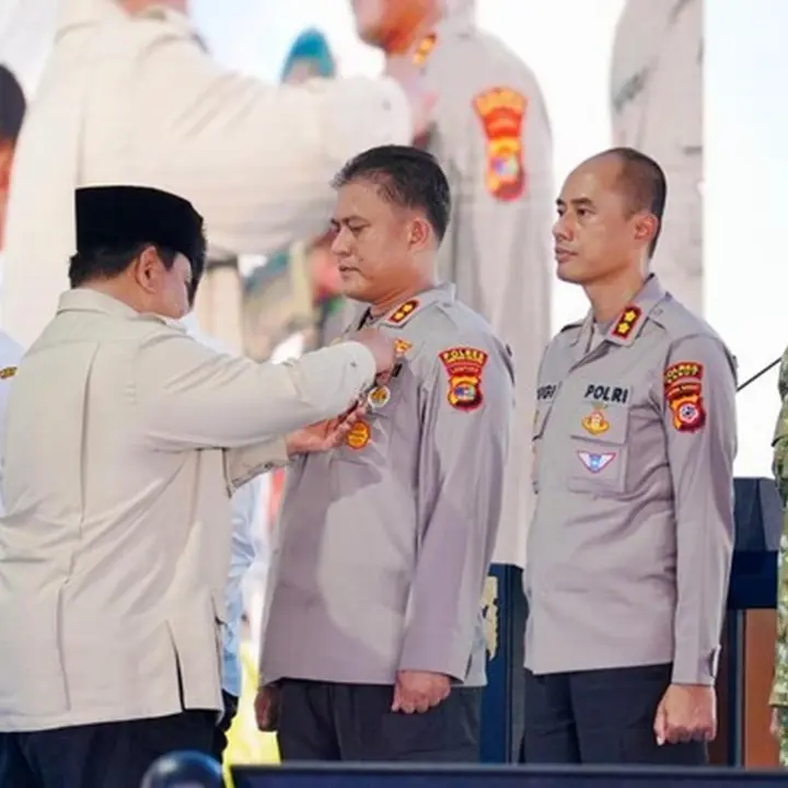 Prabowo Anugerahi Satyalancana Wira Karya kepada Kapolda Jateng, Jabar, Lampung, Kalbar, Kalsel