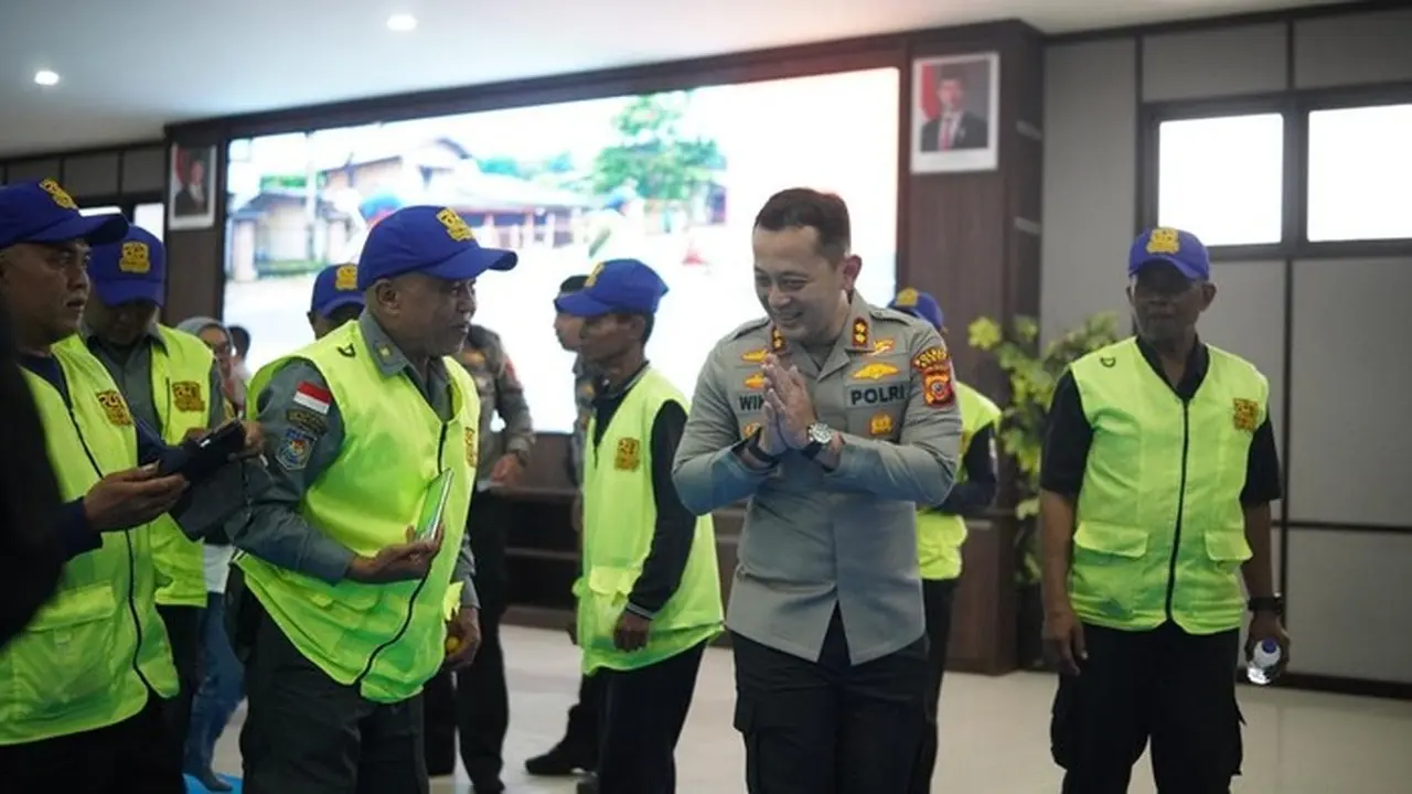 Kapolres Bogor Akbp Wikha Ardilestanto Menggelar Silaturahmi Dan Memberikan Apresiasi Kepada Puluhan Sukarelawan Pengatur Lalu Lintas (supeltas) Di Wilayah Kabupaten Bogor (dok Istimewa)