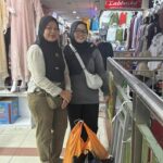 Cerita Tini Berburu Baju Lebaran di Tanah Abang Demi Harga Murah Sejak Dini