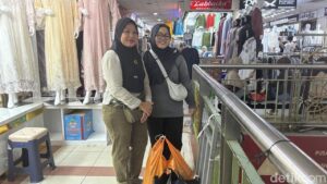 Cerita Tini Berburu Baju Lebaran di Tanah Abang Demi Harga Murah Sejak Dini