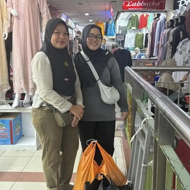 Cerita Tini Berburu Baju Lebaran di Tanah Abang Demi Harga Murah Sejak Dini