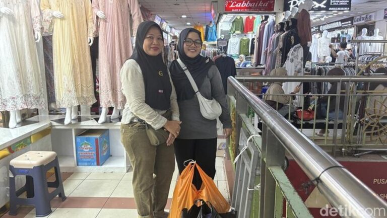 Cerita Tini Berburu Baju Lebaran di Tanah Abang Demi Harga Murah Sejak Dini