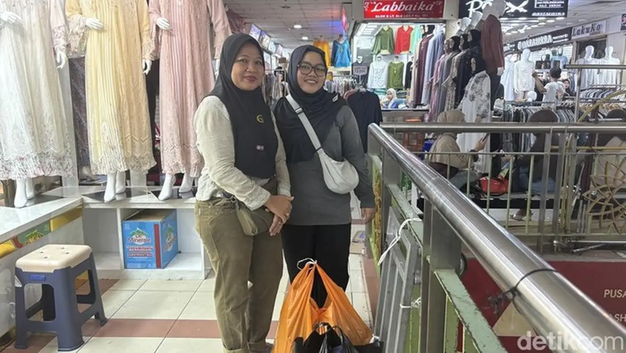 Foto: Warga Asal Jakarta Utara, Tini (52) Bersama Keluarganya (rachma Indira/detikcom)