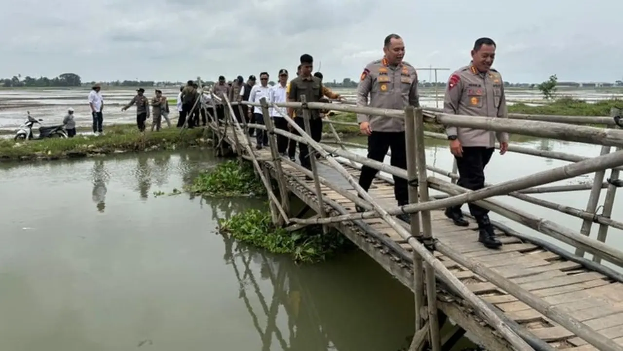 Brimob Polda Metro Jaya Mengawal Rencana Pembangunan Jembatan Di Pebayuran, Bekasi. (dok. Istimewa)