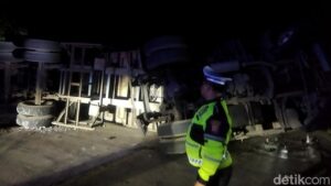 Truk Kontainer Bermuatan Kayu Terguling di Tanjakan Pandeglang, Diduga Overload